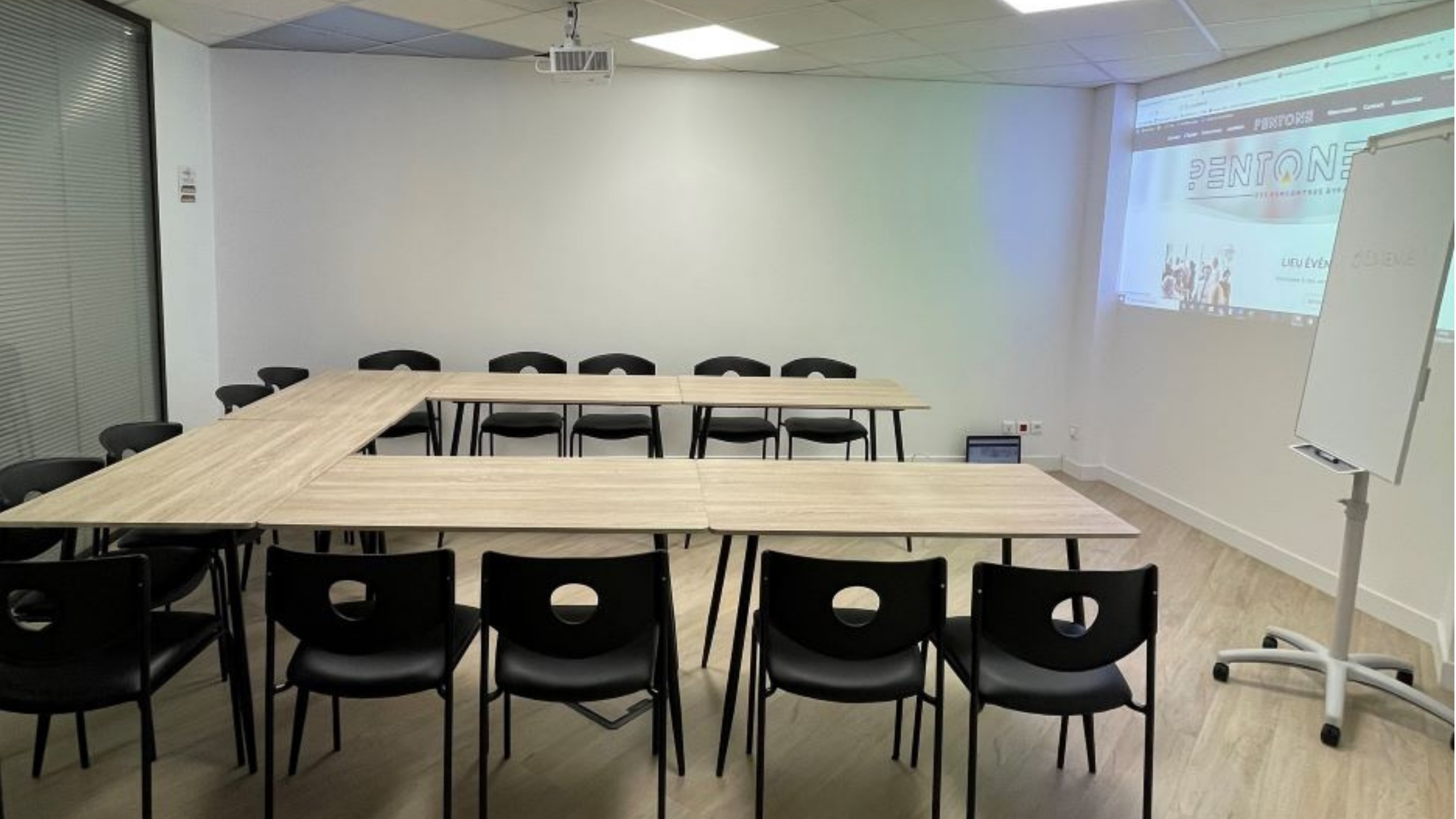 salle de réunion équipements tables modulables